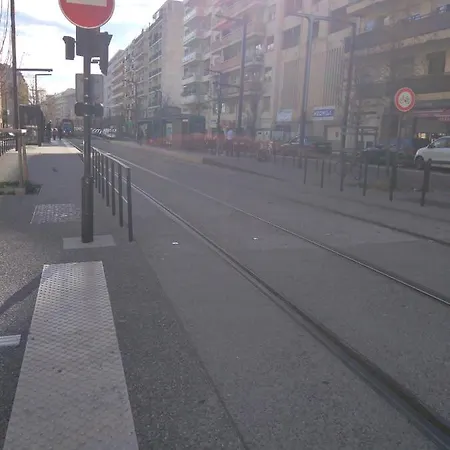 Elegant F1 Proche Tramway Et Nice