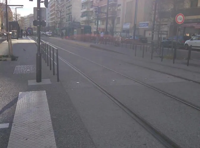 Elegant F1 Proche Tramway Et نيس